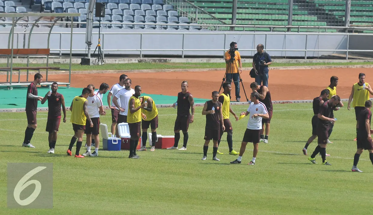 Pemain AS Roma terlihat beristirahat saat sesi latihan di Gelora Bung Karno (GBK), Jakarta, Sabtu (25/7/15). Tim berjuluk Giallorossi akan menggelar pertandingan intern antara skuadnya. (Liputan6.com/Herman Zakharia)