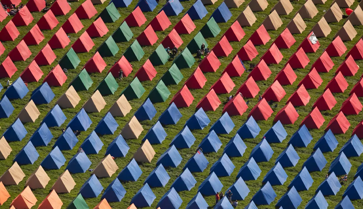 Pemandangan udara menunjukkan deretan tenda di lokasi kemah Festival Glastonbury, Worthy Farm, Somerset, Inggris, Kamis (27/6/2019). Festival Glastonbury diisi oleh musisi ternama dunia. (Aaron Chown / PA Wire (/ PA via AP)