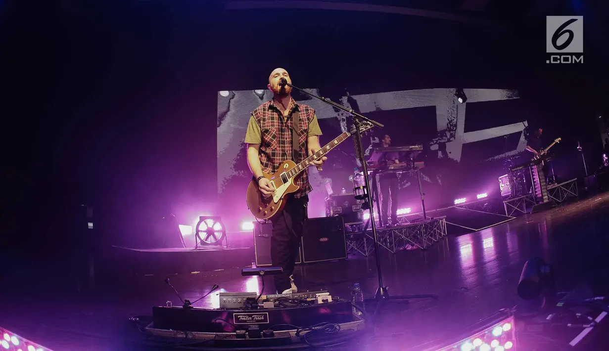 Penampilan gitaris The Script, Mark Sheehan dalam konser bertajuk 'Freedom Child Tour' di Jakarta, Selasa (10/4). (Liputan6.com/Faizal Fanani)