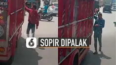 Terlihat pemuda dengan santainya berdiri di samping kemudi sopir dan meminta uang.
