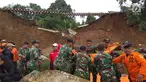 Tim gabungan dari TNI/Polri dan SAR sedang melakukan pencarian 5 korban yang tertimbun longsor di Kampung Maseng RT02/08, Desa Warung Menteng, Kecamatan Cijeruk, Selasa (6/2). (Liputan6.com/Achmad Sudarno)