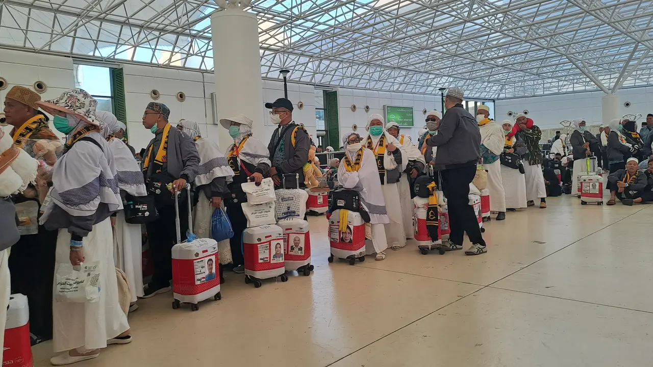 Jemaah haji Indonesia gelombang satu mulai dipulangkan ke Tanah Air melalui Bandara King Abdul Aziz, Jeddah.