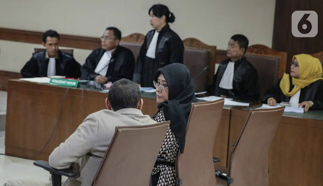 Mirawati Basri saat menjalani sidang  pembacaan dakwaan di Pengadilan Tipikor, Jakarta, Selasa, (31/12/2019). Mirawati Basri didakwa terlibat dalam kasus dugaan suap terkait izin impor bawang putih dari Kementerian Pertanian dan SPI dari Kemendag. (Liputan6.com/Faizal Fanani)