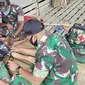 Nakes TNI memeriksa kesehatan warga di pedalaman Kalbar. (Foto: Liputan6.com/Aceng Mukaram)