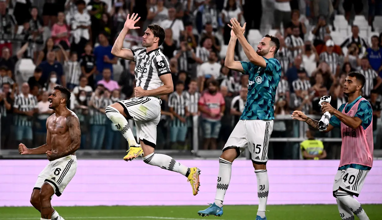 Para pemain Juventus merayakan kemenangan atas Sassuolo usai pertandingan Liga Serie A Italia di stadion Juventus di Turin (15/8/2022). Juventus menang atas Sassuolo 3-0. (AFP/Marco Bertorello)