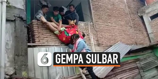 VIDEO: Lihat, Perjuangan Warga Selamatkan Korban Gempa dari Reruntuhan