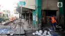 Pekerja mengerjakan pembangunan proyek revitalisasi pasar Ciputat yang sudah tak baik untuk transaksi jual beli, Tangerang Selatan, Jumat (4/9/2020). Pasar Ciputat akan diubah seperti pusat perbelanjaan pasar rakyat yang modern dengan kosep masih tetap pasar tradisional. (merdeka.com/Dwi Narwoko)