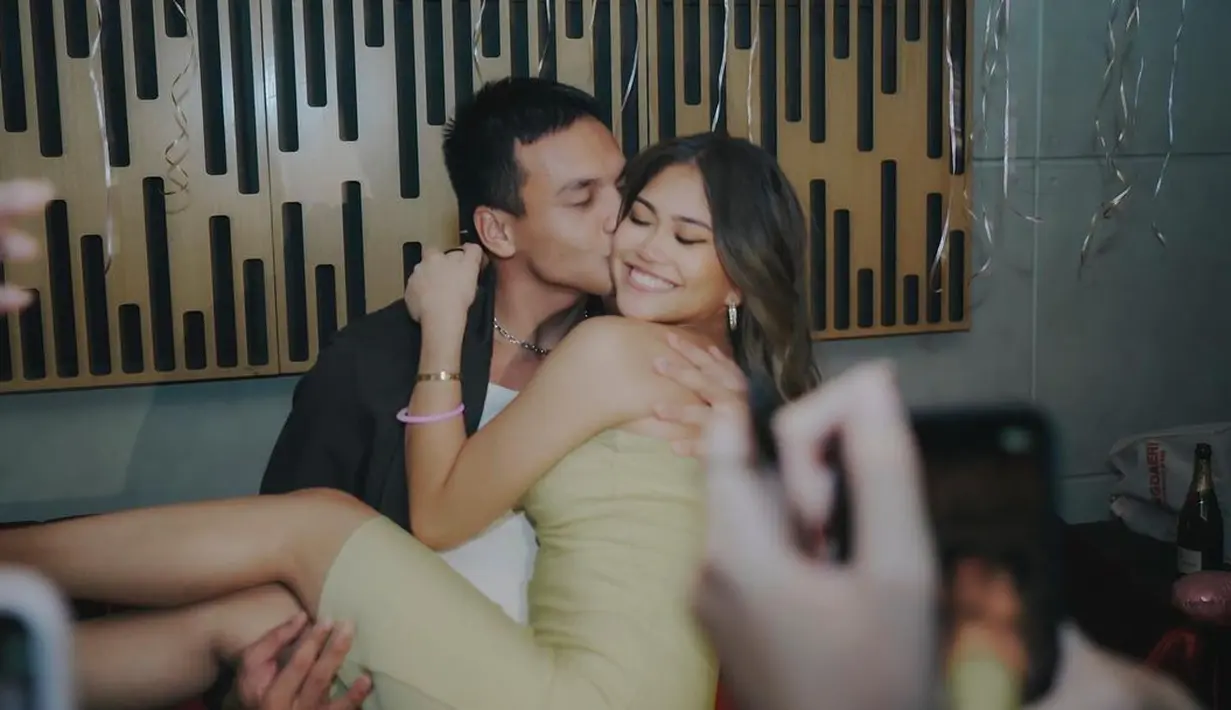 Ini ada foto dari acara ulang tahun Belleza yang ke 21. Ia tampil mengenakan strapless dress selutut berwarna kuning. Makeup natural, aksesori sederhana, rambut tergerai yang indah, dan tiara yang dikenakannya semakin membuat penampilannya terlihat manis. Foto: Instagram.