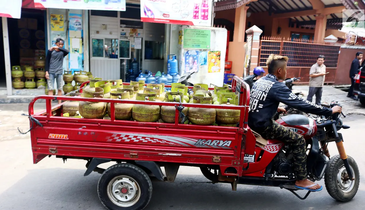 Pekerja membawa tabung gas LPG 3 Kg dengan gerobak motor untuk dijual ke warung-warung di salah satu pangkalan LPG kawasan Sunter, Jakarta Utara, Jumat (21/7). (Liputan6.com/Angga Yuniar)