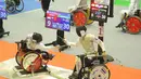 Atlet anggar kursi roda Indonesia, Suwono beradu jurus dengan Kingmanaw (Thailand) pada babak perempat final Beregu Senior Putra Asian Para Games 2018 di Cibubur, Jakarta, Senin (8/10). Indonesia gagal melaju ke semifinal. (Merdeka.com/Arie Basuki)