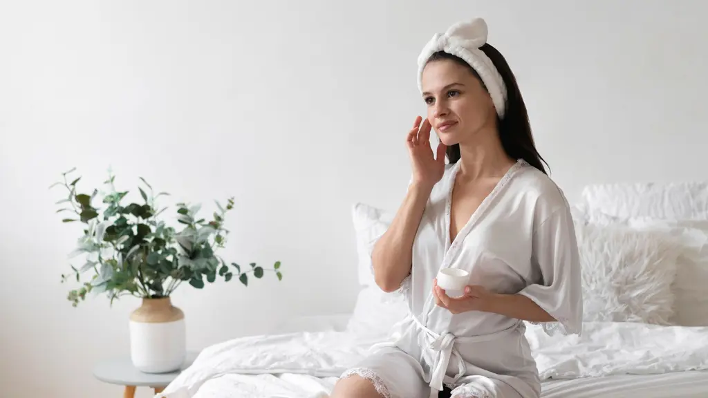 skincare untuk kulit sensitif sebaiknya mengutamakan formula yang lembut, bebas pewangi, serta mengandung bahan alami yang membantu menenangkan kulit. (foto/dok: freepik)