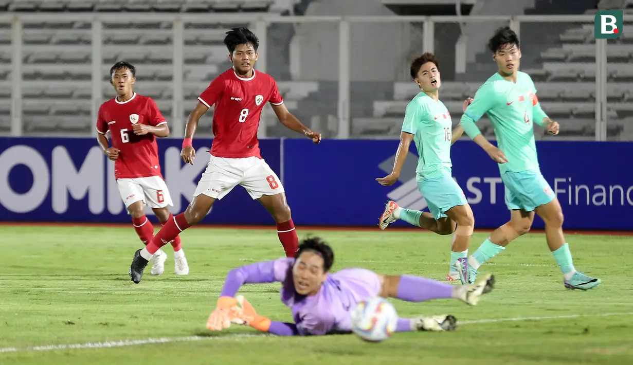 <p>Pemain Timnas Indonesia U-20, Arkhan Kaka berusaha mencetak gol ke gawang Timnas China U-20 pada laga persahabatan yang berlangsung di Stadion Madya, Senayan, Jakarta, Jumat (22/03/2024). (Bola.com/Abdul Aziz)</p>
