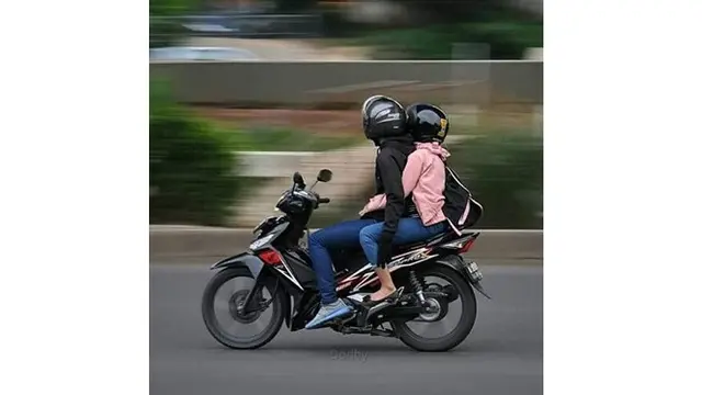 4 Kelakuan Budak Cinta di Jalanan Ini Bikin Tepuk Jidat