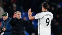 Pelatih Manchester United, Jose Mourinho bersama Zlatan Ibrahimovic berselebrasi usai laga melawan Crystal Palace di Liga Premier League di stadion Selhurst Park (14/12). Ibrahimovic resmi kembali perkuat Manchester United. (Reuters/Stefan Wermuth)