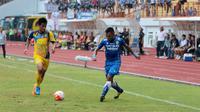 Pemain Persiba Balikpapan, Hanif Abdurrauf (kiri) mencoba menghadang laju Tony Sucipto pada lanjutan Torabika SC 2016  di Stadion Wibawa Mukti, Cikarang, Sabtu (1/10/2016). (Bola.com/Nicklas Hanoatubun)