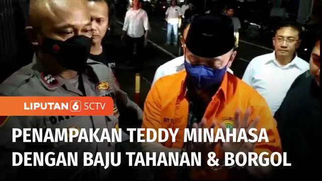 Dengan tangan diborgol, mantan Kapolda Sumatera Barat, Irjen Teddy Minahasa tiba di rumah tahanan Polda Metro Jaya, pada Senin (24/10) malam. Irjen Teddy akan ditahan selama 20 hari, terkait penyalahgunaan narkoba jenis sabu.