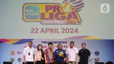 Dari kiri ke kanan, Gregorius Adi Trianto (EVP Komunikasi Korporat dan TJSL PT. PLN Persero), Eva Stephanie Kurnia (Senior Vice President Content Vidio), Hendy Lim (Head of Sports Business Emtek Group dan CEO of Nex Parabola), Komjen Pol Drs Imam Sudjarwo MSi (Ketua Pengurus Pusat PBVSI), Reginald C Nelwan (Wakil Direktur Proliga) dan David Setiawan Suwarto - Director of MOJI usai memberi keterangan terkait pelaksanaan Proliga 2024 di Jakarta, Senin (22/4/2024). (Liputan6.com/Helmi Fithriansyah)