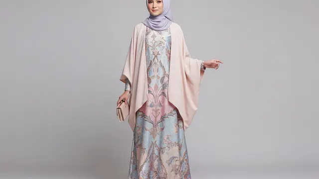 Gamis Batik Pastel Satin dengan Outer Batwing Polos