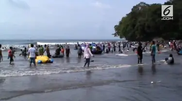 Akibat cuaca buruk, ubur-ubur keluar dari sarangnya dan menyengat puluhan wisatawan di Pantai Pangandaran.
