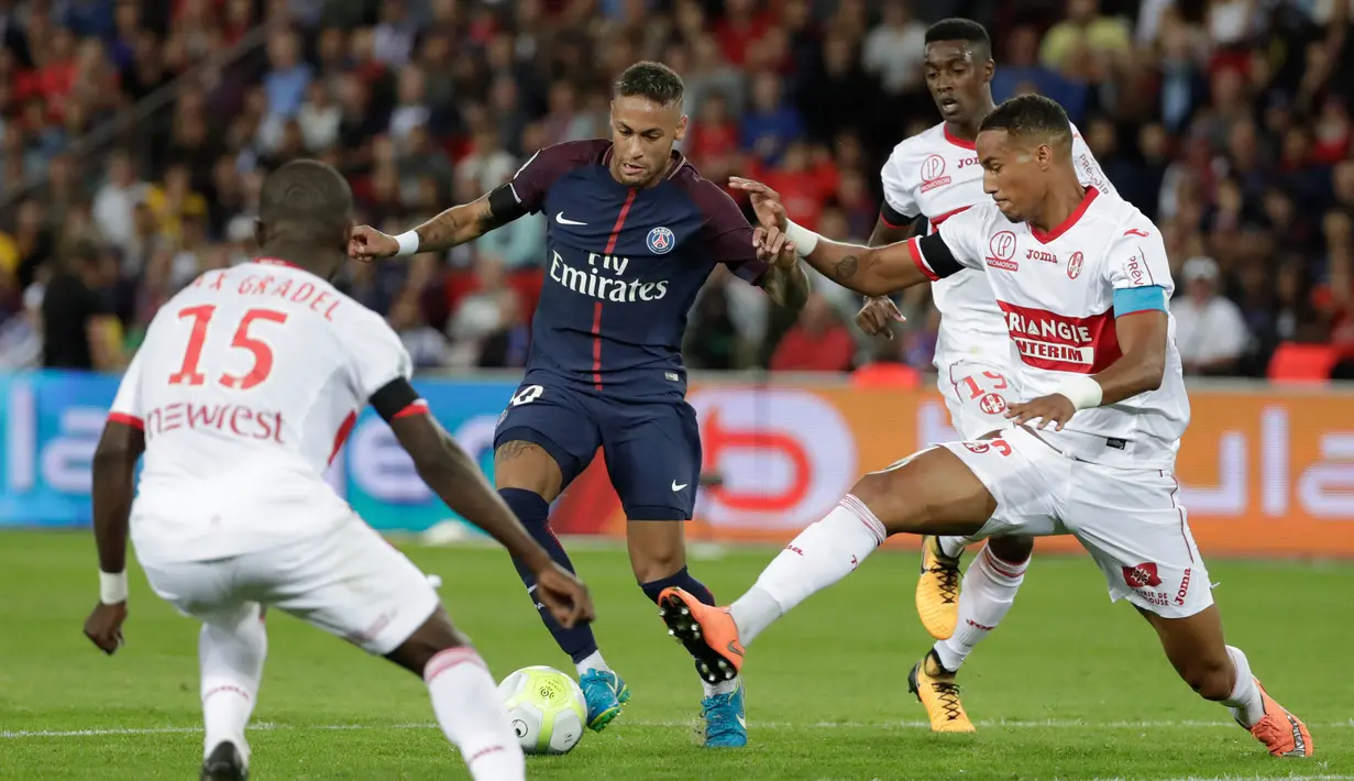 Striker PSG, Neymar Jr, berusaha melewati beberapa pemain Toulouse pada laga Liga 1 Prancis, di Stadion Parc des Princes, Senin (21/8/2017). PSG menang 6-2 atas Toulouse. (AFP/Thomas Samson)