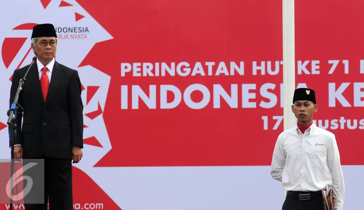 Dirut PT Pertamina, Dwi Soetjipto (kiri) memimpin upacara peringatan kemerdekaan Indonesia ke-71 di Terminal BMM, Manokwari, Papua Barat, Rabu (17/8). Upacara diikuti ratusan karyawan BUMN dari berbagai instansi. (Liputan6.com/Helmi Fithriansyah)