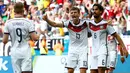 Bersama Sami Khedira, Thomas Mueller (tengah) menghampiri Andre Schuerrle (membelakangi lensa) untuk merayakan keberhasilan Jerman menggasak Portugal 4-0 di laga penyisihan Piala Dunia 2014, (16/6/2014). (REUTERS/Darren Staples)