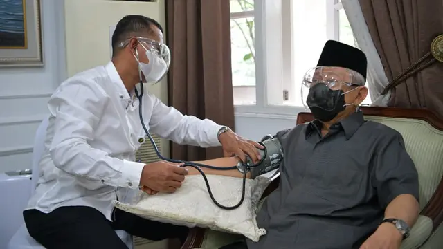 Wapres Ma'ruf Amin menerima suntikan vaksin Covid-19 dosis pertama pada Rabu (17/2/2021).