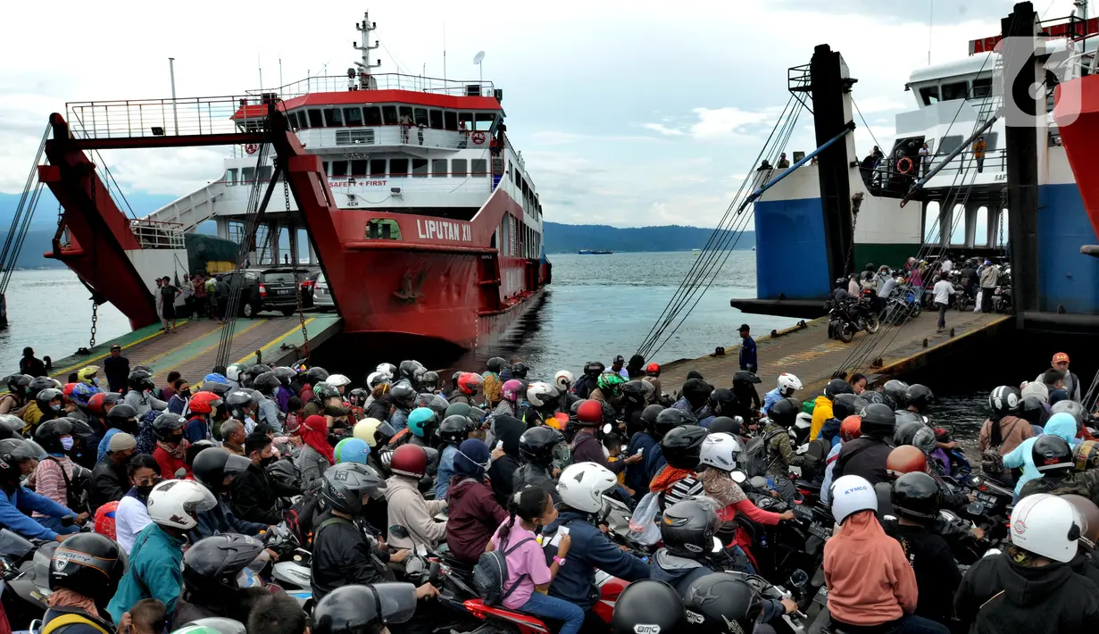 <p>Pemudik bermotor menuju kota-kota di Pulau jawa antri memasuki kapal penyeberangan di pelabuhan Gilimanuk, Bali, Sabtu (30/4/2022). H-2 Idul Fitri 1443 H, ribuan pemudik meninggalkan Pulau Bali untuk merayakan lebaran di kampu ng halaman. (merdeka.com/Arie Basuki)</p>