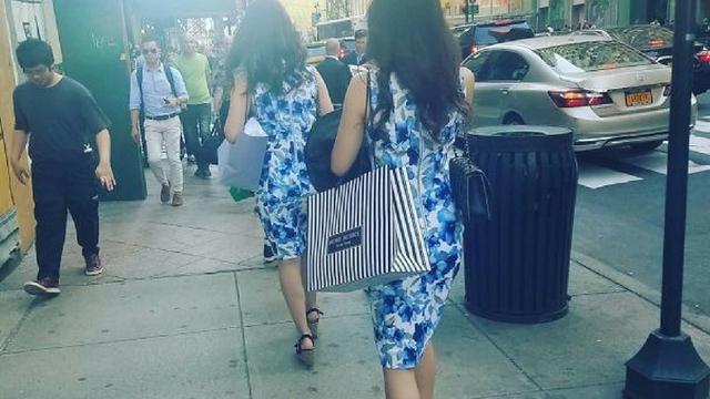 6 Momen Tak Sengaja Orang Pakai Baju Sama di Trotoar Jalan Ini Kocak