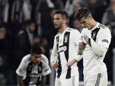 Ekspresi Cristano Ronaldo usai gagal bawa Juventus ke Semifinal kemenangan pada leg kedua laga perempat final Liga Champions yang berlangsung di Stadon Allianz, Turin, Rabu (17/4). Juventus kalah 1-2 Kontra Ajax. (AFP/Filippo Monteforte)