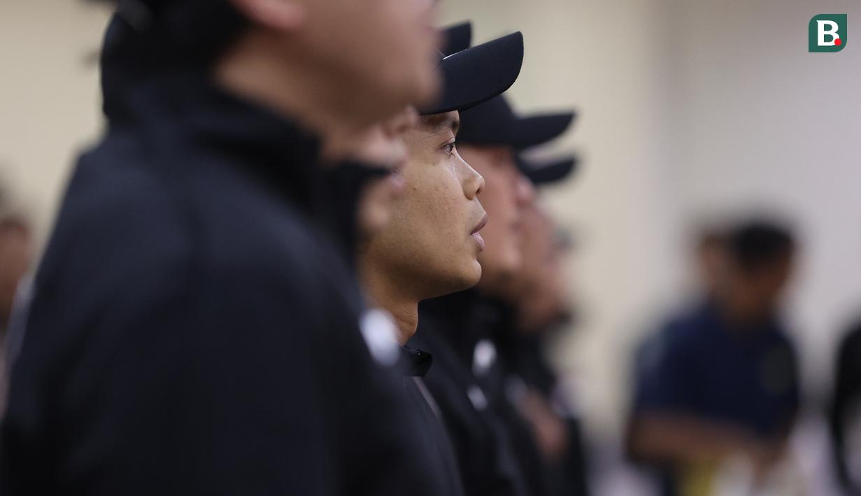 <p>Pebulu tangkis tunggal putra, Anthony Sinisuka Ginting bersama sejumlah atlet lainnya mengikuti upacara Pengukuhan Kontingen Indonesia untuk Olimpiade Paris 2024 di Auditorium Wisma Kemenpora, Jakarta, Rabu (10/7/2024). Sebanyak 29 atlet akan mewakili Indonesia untuk berlaga dalam Olimpiade Paris 2024 pada 26 Juli hingga 11 Agustus 2024 mendatang. (Bola.com/Abdul Aziz)</p>