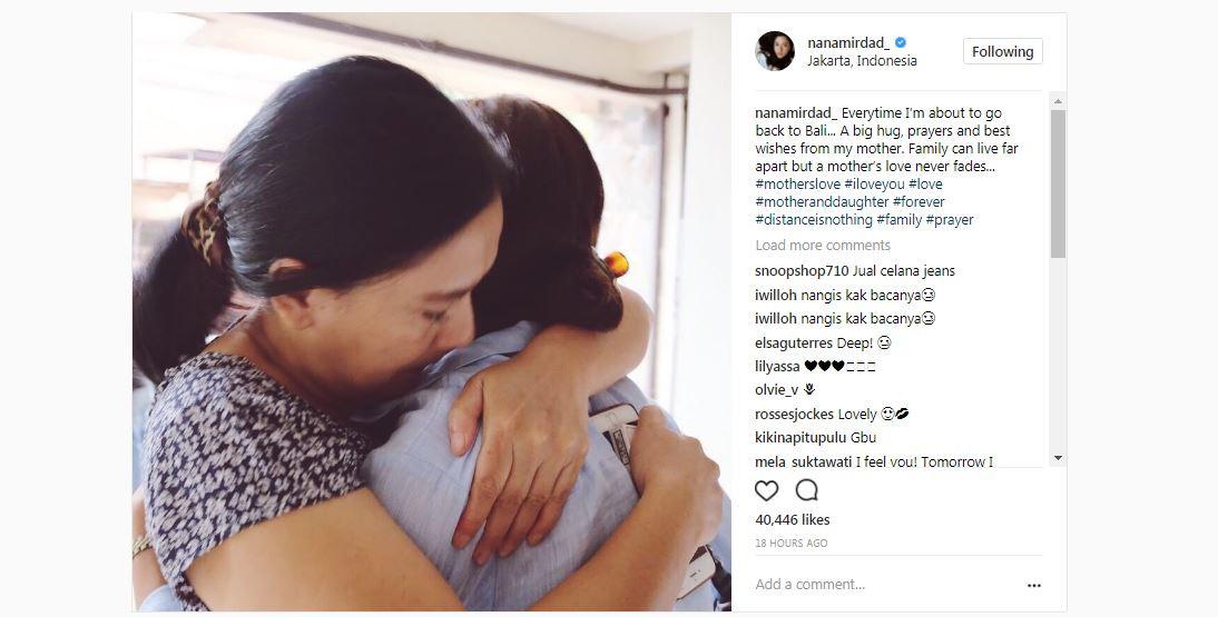 Lydia Kandou peluk erat Nana Mirdad [foto: instagram/nanamirdad]