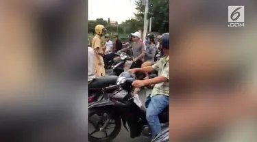 Tak terima ditegur petugas, seorang pria tega menganiaya dan menabrakkan dirinya dengan sepeda motor yang ia kendarai.