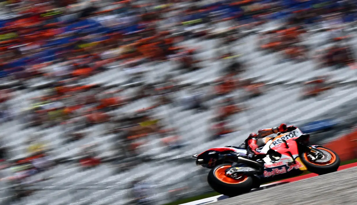 Sial buat Marc Marquez. Pembalap Repsol Honda itu malah tergelincir di dua lap terakhir. Marquez akhirnya terlempar ke posisi bawah akibat kejadian itu. (Foto: AFP/Joe Klamar)