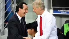 Unai Emery berjabat tangan dengan Arsene Wenger selama pertandingan Grup A Liga Champions UEFA antara PSG dan Arsenal di stadion Parc des Princes di Paris 13 September 2016. Unai resmi menjadi pelatih Arsenal mengantikan Wanger. (AFP Photo/Franck Fife)
