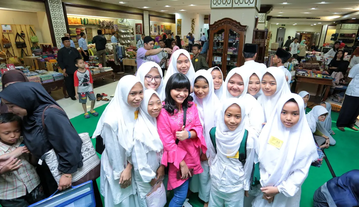 Amel Carla saat shopping Bareng Yatim. Meski ia tak menampik cukup pusing melayani keinginan anak-anak tersebut. Melalui kegiatan ini, setidaknya Amel bisa berbagi dengan anak kurang mampu untuk merayakan lebaran. (Adrian Putra/Bintang.com)