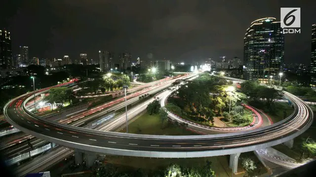 Simpang semanggi dibangun era Presiden Soekarno, untuk mengantisipasi kemacetan sekaligus bagian dari persiapan menjelang Asian Games 1962.