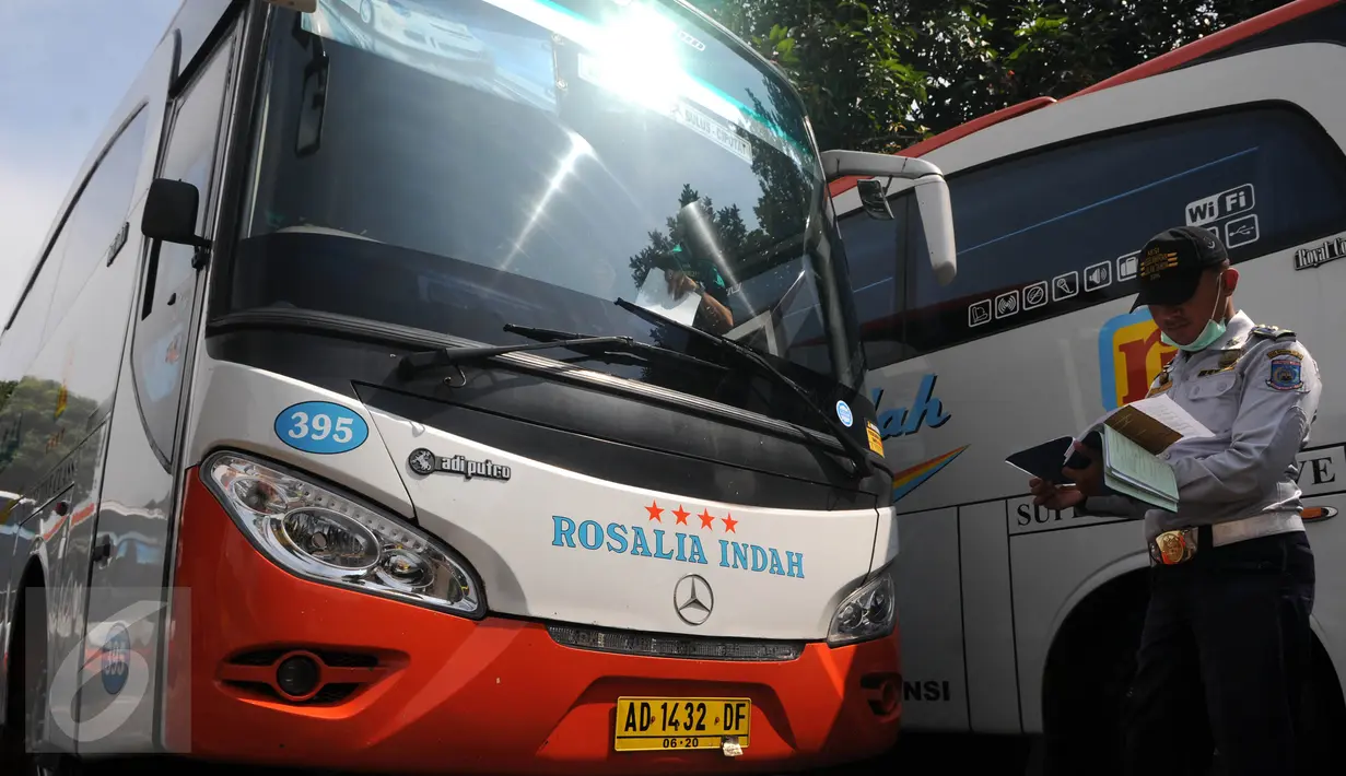 Petugas gabungan dari Kementerian Perhubungan mengecek kesiapan armada bus di Tangerang Selatan, Rabu (29/6). Pengecekan armada bus ini dalam rangka persiapan arus mudik Lebaran 2016. (Liputan6.com/Helmi Afandi)