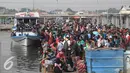 Warga menunggu kedatangan kapal di Pelabuhan Kali Adem, Jakarta, Kamis (5/5). Ratusan masyarakat tersebut akan menikmati libur panjang di Kepulauan Seribu. (Liputan6.com/Angga Yuniar)