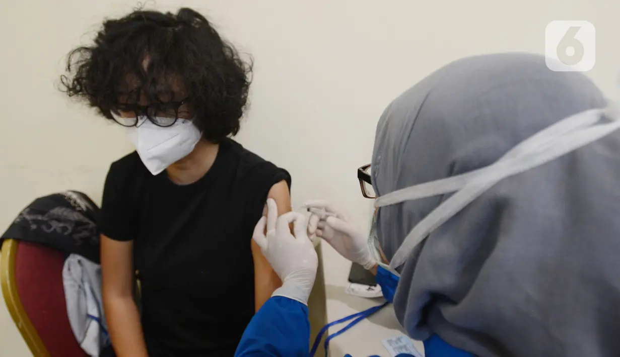 Warga khusus DKI 18 tahun ke atas menerima vaksinasi Covid-19 di Gelanggang Olahraga, Pengadegan, Jakarta, Kamis (10/6/2021). Kementerian kesehatan memberikan ijin kepada Pemrov DKI Jakarta resmi menggelar vaksin covid-19 untuk kelompok masyarakat 18 tahun ke atas. (merdeka.com/Imam Buhori)