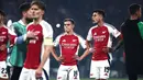 Pemain Arsenal, Leandro Trossard (tengah) dan Jakub Kiwior (kedua kanan) terlihat kecewa setelah timnya kalah dari PSG dalam laga leg 2 semifinal Liga Champions 2024/2025 di Parc des Princes, Paris, Prancis, Rabu (07/05/2025) waktu setempat. (AFP/Thibaud Mortiz)