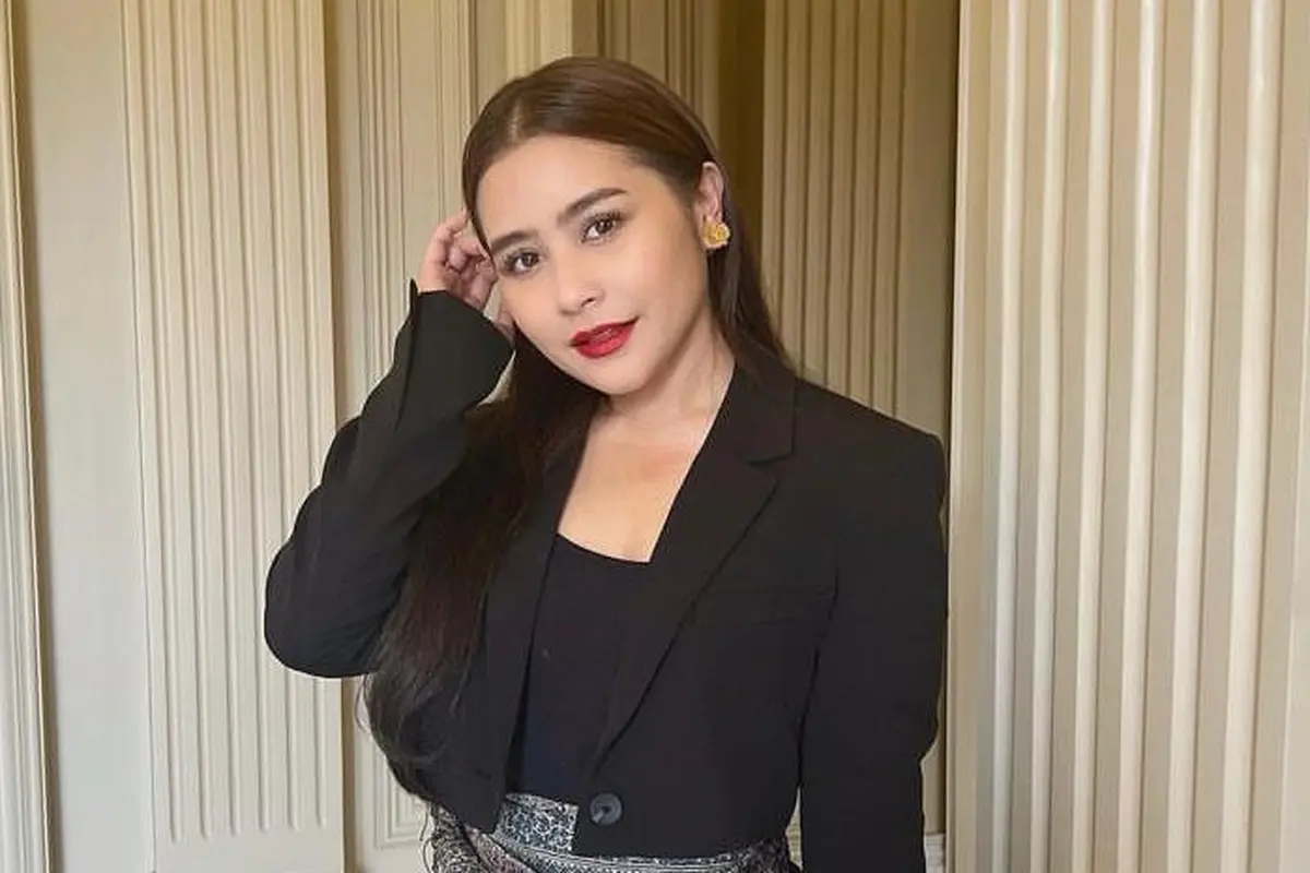 Gaya Prilly Latuconsina Jadi Dosen Praktisi di UGM, Tampil Bak Lady Boss dengan Setelan Blazer