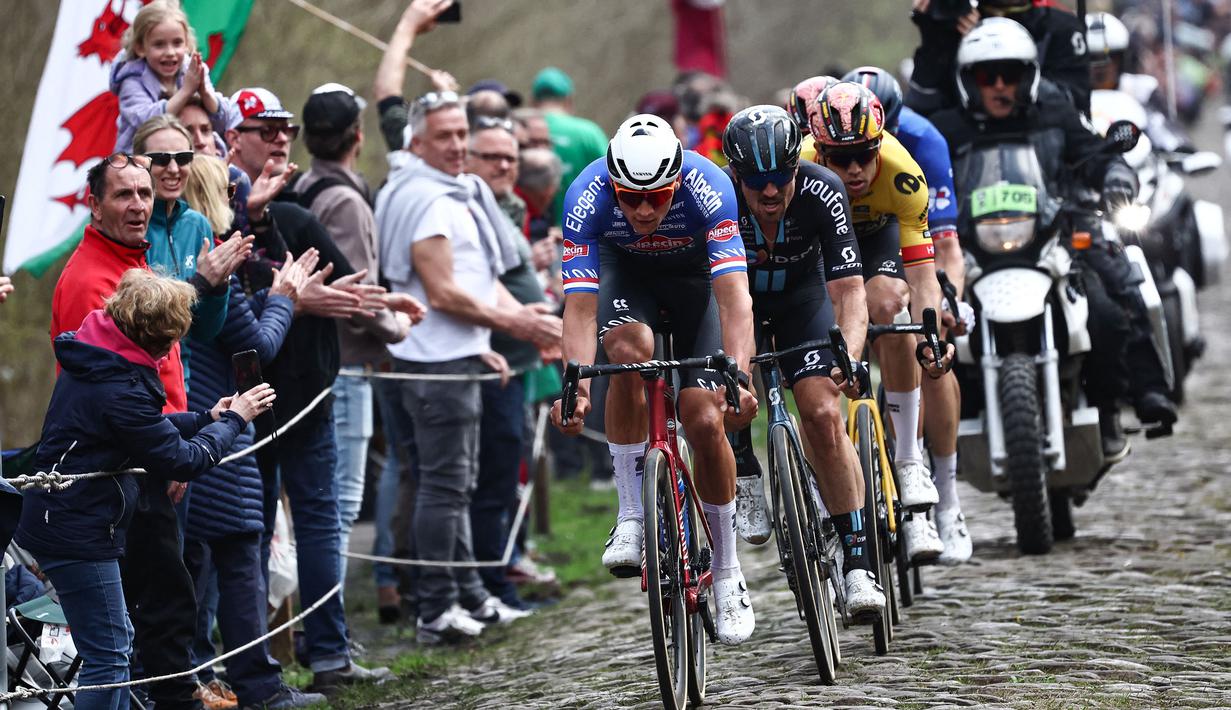 Pebalap Alpecin-Deceuninck, Mathieu Van der Poel memacu sepedanya saat ajang balap sepeda Paris Roubaix 2023 yang menempuh Compiegne hingga Roubaix, Prancis utara, 9 April 2023. (AFP/Anne-Christine Poujoulat)