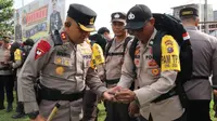 Kepala Polres Pelalawan AKBP Suwinto saat melepas personel pengamanan TPS Pemilu. (Liputan6.com/M Syukur)