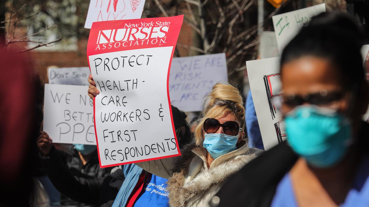 Minim APD, Puluhan Perawat Corona di New York Turun ke Jalan
