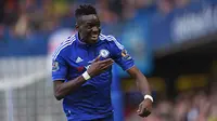 Penyerang Chelsea, Bertrand Traore, merayakan gol yang dicetaknya ke gawang Stoke. The Blues sempat unggul 1-0 terlebih dahulu pada menit ke-39. (Reuters/Tony O'Brien)