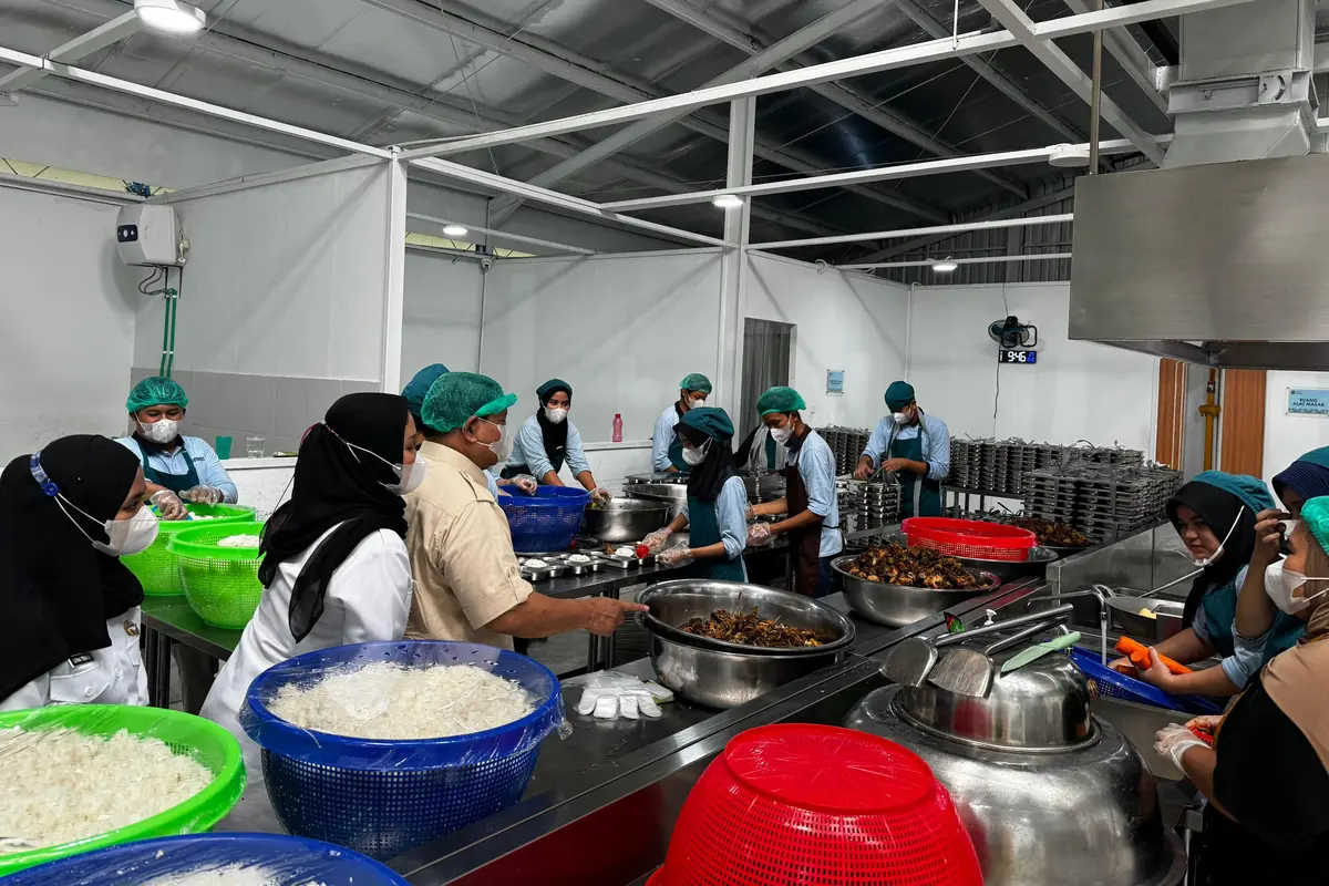 Presiden Prabowo Subianto meninjau langsung dapur SPPG untuk melayani program makan bergizi gratis (MBG) di Tanah Sereal, Kota Bogor, Jawa Barat, Senin (10/2/2025).
