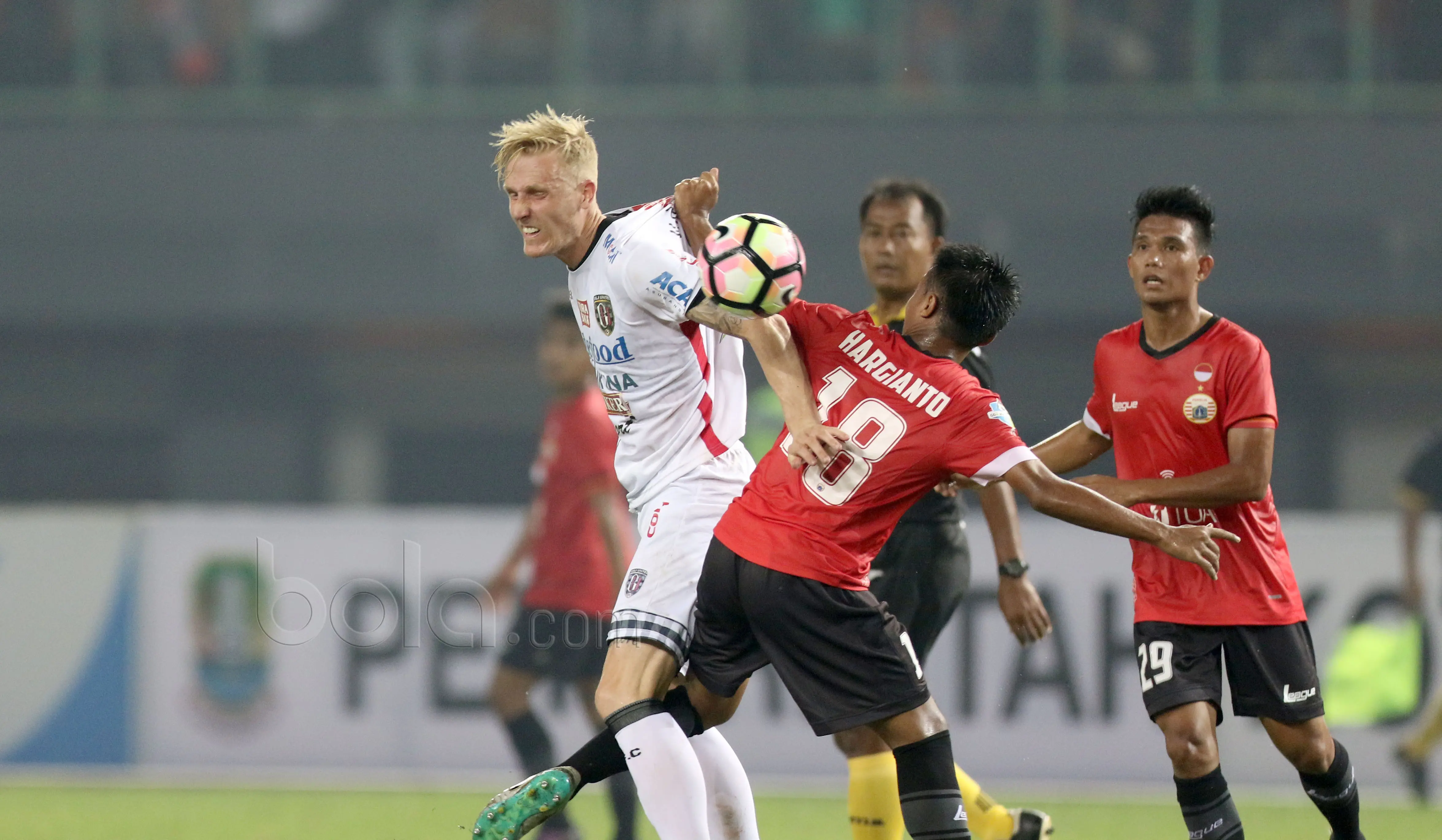 Pemain Persija Jakarta, Hargianto berebut bola dengan pemain Bali United, Nick Van Der Velden (kiri) pada lanjutan Liga 1 2017 di Stadion Patriot, Bekasi, Minggu (21/5/2017) (Bola.com/Nicklas Hanoatubun)