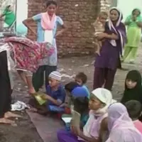 Meskipun bukan pemeluk agama Islam, namun gadis beragama Hindu ini telah sukses mengajarkan anak-anak di Agra, India membaca Alquran. (Foto: The Quint)
