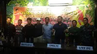 Perwakilan Tim Pelajar Indonesia U-18 bersama sejumlah klub amatir di Kota Solo, Senin (14/10/2019). (Bola.com/Vincentius Atmaja)